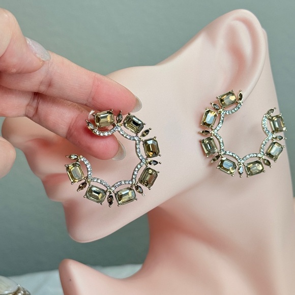 ⚜️ Elegant Gold and Silver Women's Earrings - Picture 3 of 10